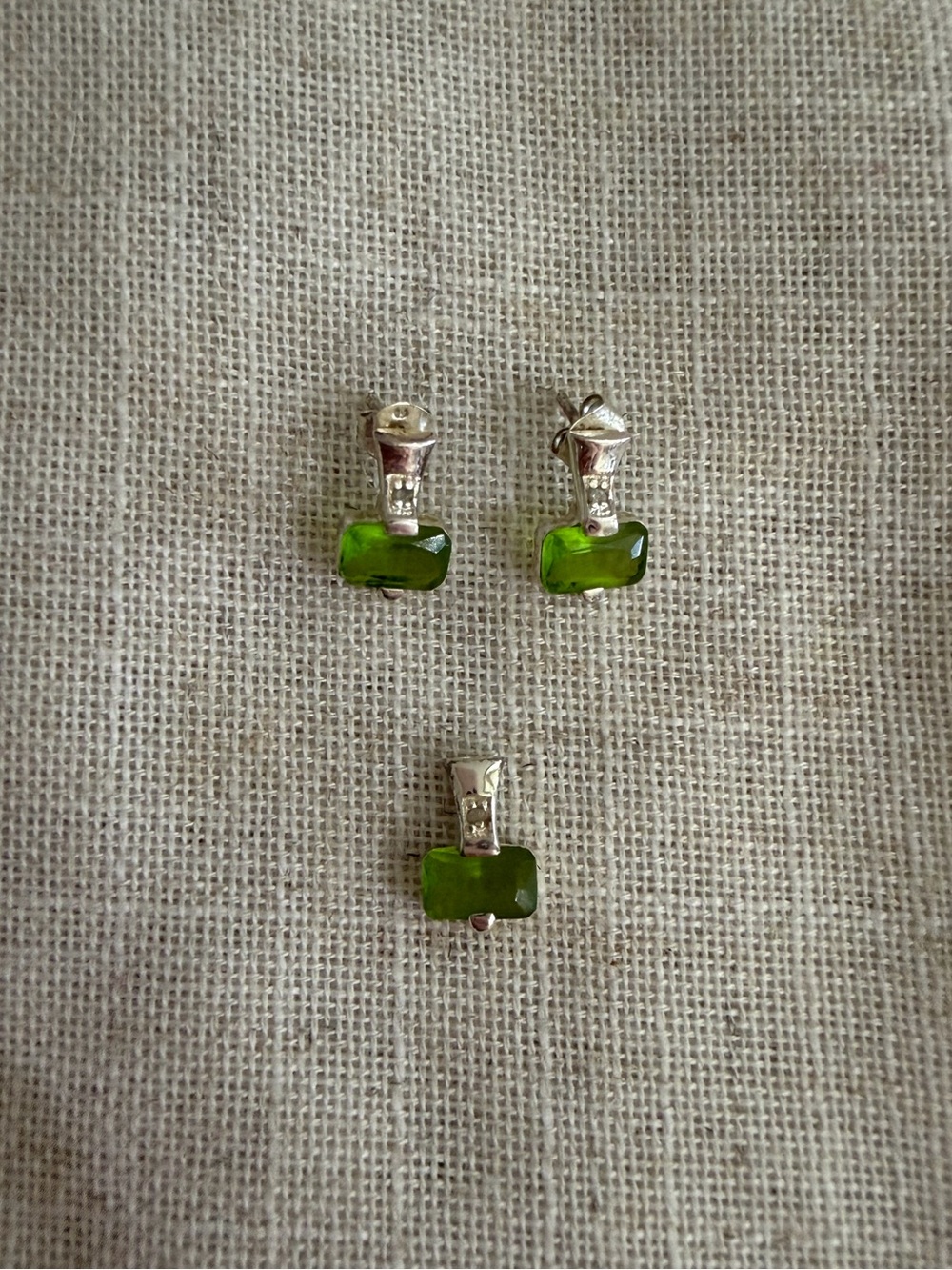Sterling Silver 925 August Birthstone Green Stud Earrings and Pendant Set - Picture 1 of 2